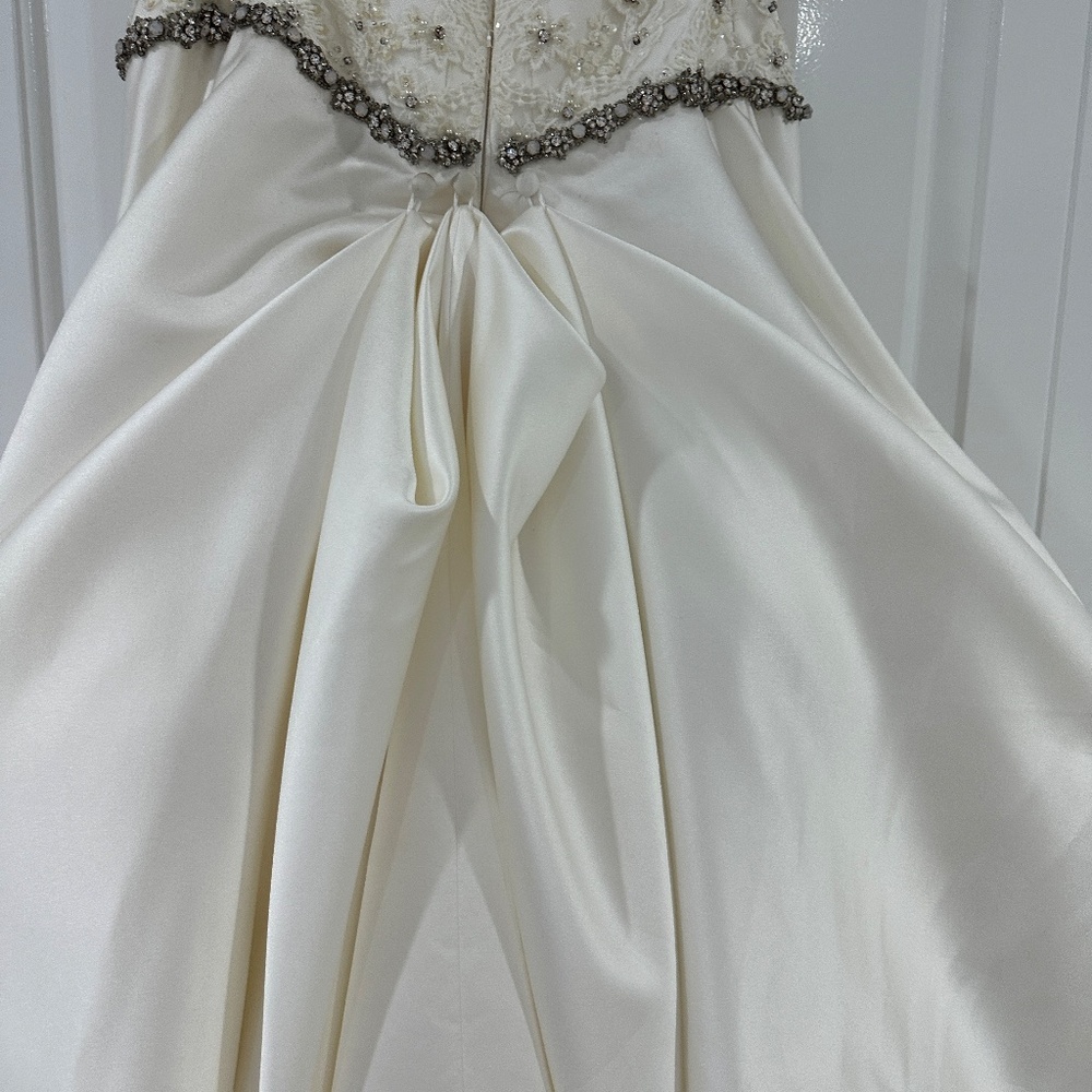 Wedding Dress by ENZOANI - Picture 4 of 16